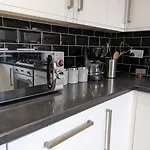Entire 3 Bed Home Sleeps 6, Wifi, 2 Parking Spaces
