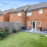 Entire 3 Bed Home Sleeps 6, Wifi, 2 Parking Spaces