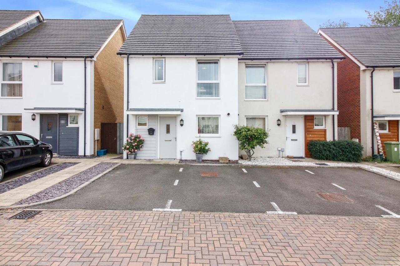 Entire 3 Bed Sleeps 6, Wifi, 2 Parking Spaces * Milton Keynes