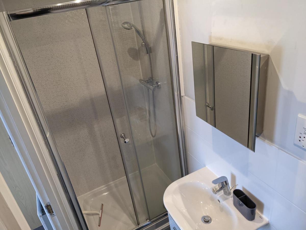 Entire 3 Bed Sleeps 6, Wifi, 2 Parking Spaces