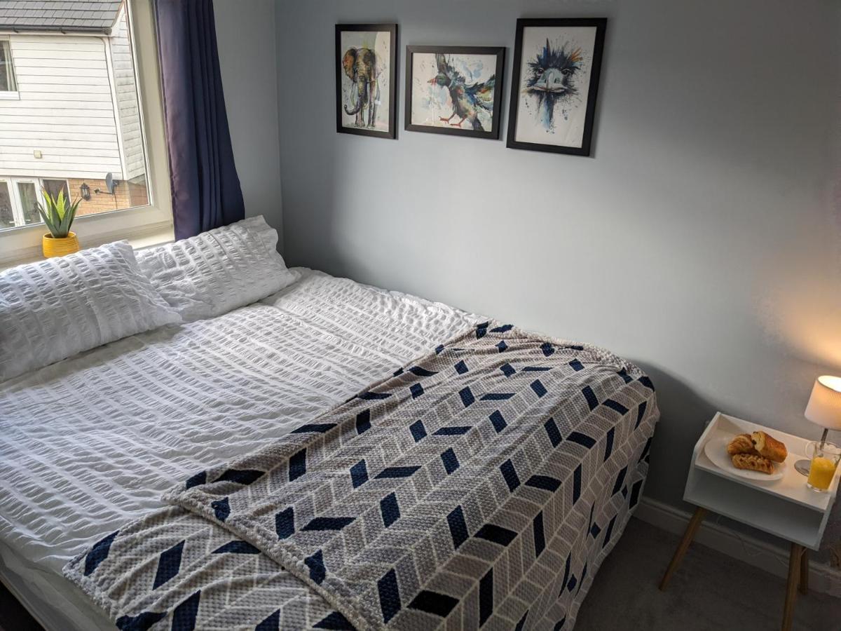Entire 3 Bed Sleeps 6, Wifi, 2 Parking Spaces * Milton Keynes