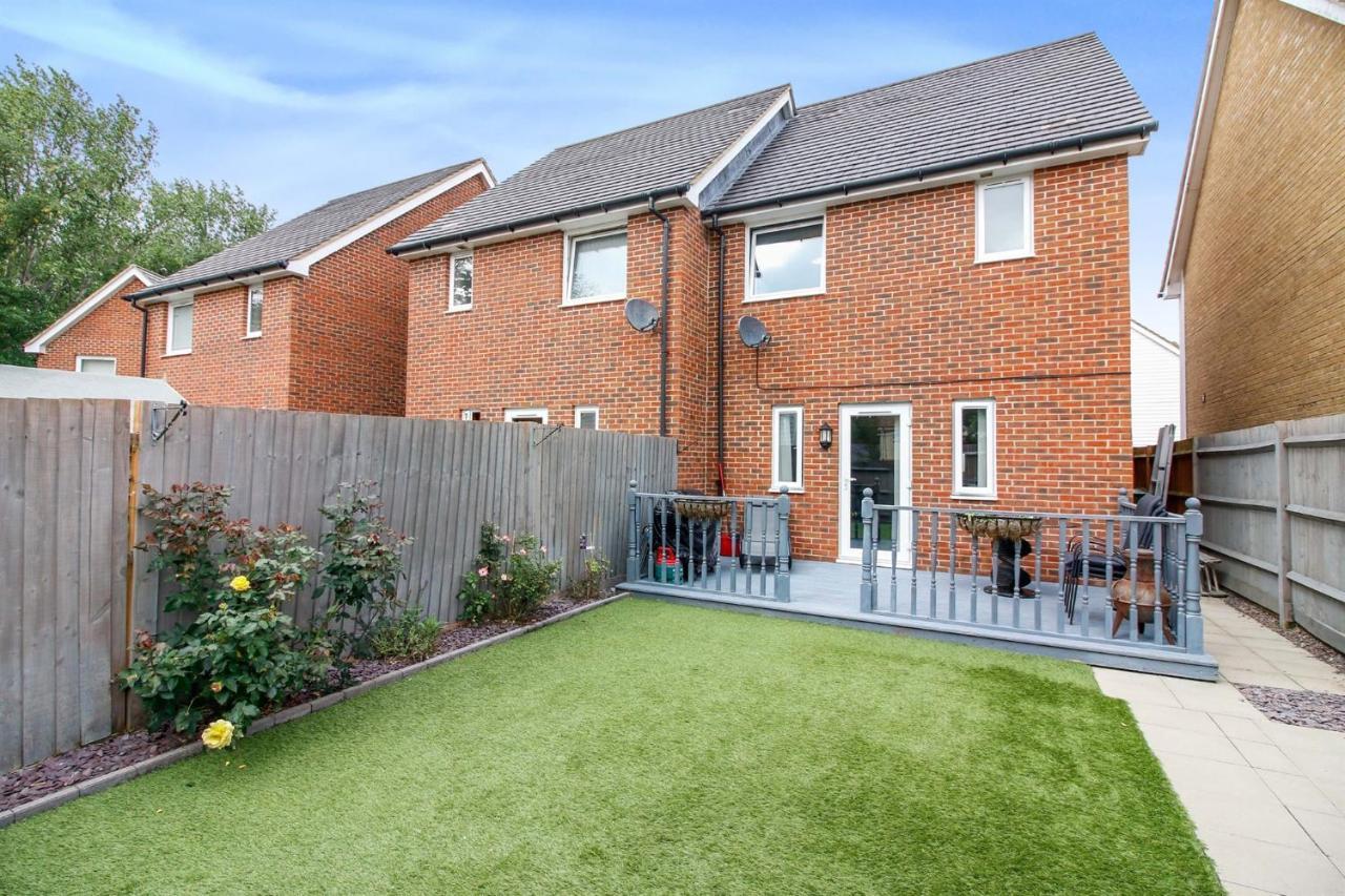 Holiday home Entire 3 Bed Sleeps 6, Wifi, 2 Parking Spaces *