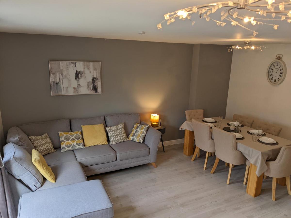 Entire 3 Bed Sleeps 6, Wifi, 2 Parking Spaces Holiday home *