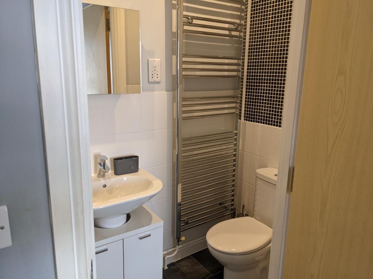 Entire 3 Bed Sleeps 6, Wifi, 2 Parking Spaces Milton Keynes