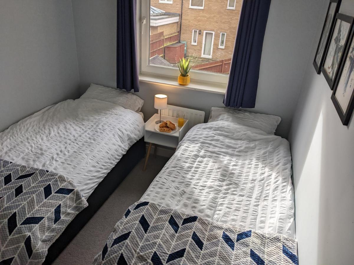 Entire 3 Bed Sleeps 6, Wifi, 2 Parking Spaces Holiday home